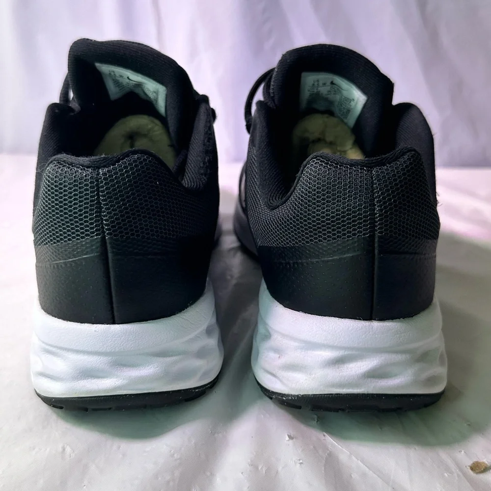 Nike Black & White Lightweight Training Sneakers